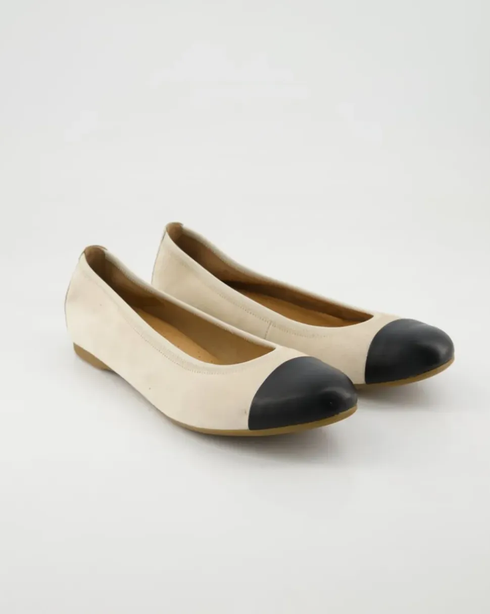 64.126.12 Ballerinas in Beige