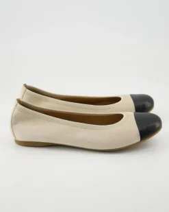 64.126.12 Ballerinas in Beige