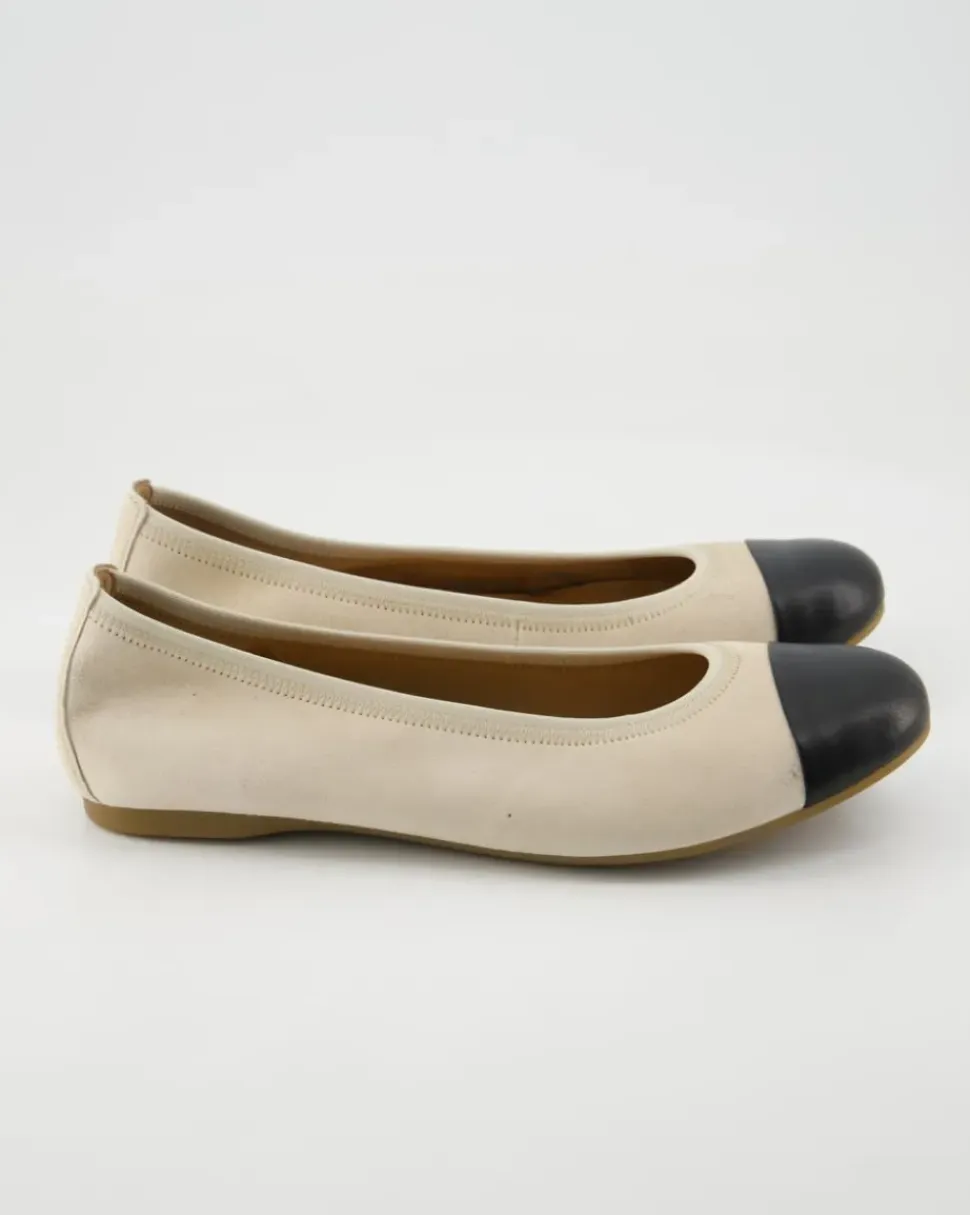 64.126.12 Ballerinas in Beige
