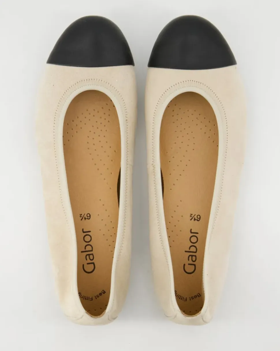 64.126.12 Ballerinas in Beige