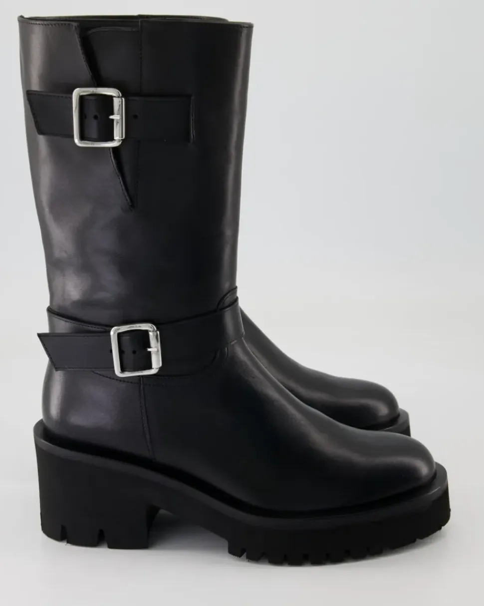 Camille Stiefel in Schwarz