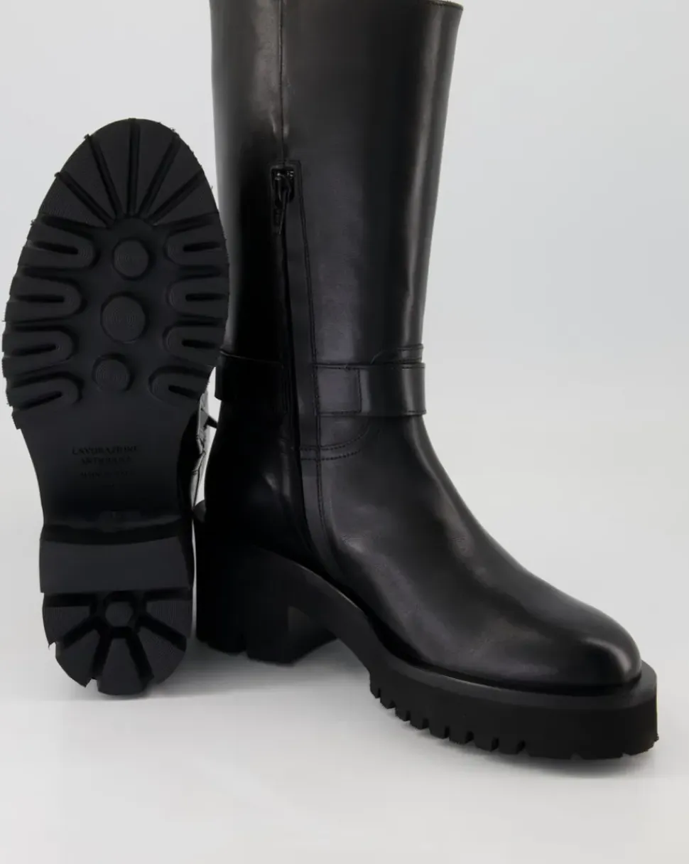 Camille Stiefel in Schwarz
