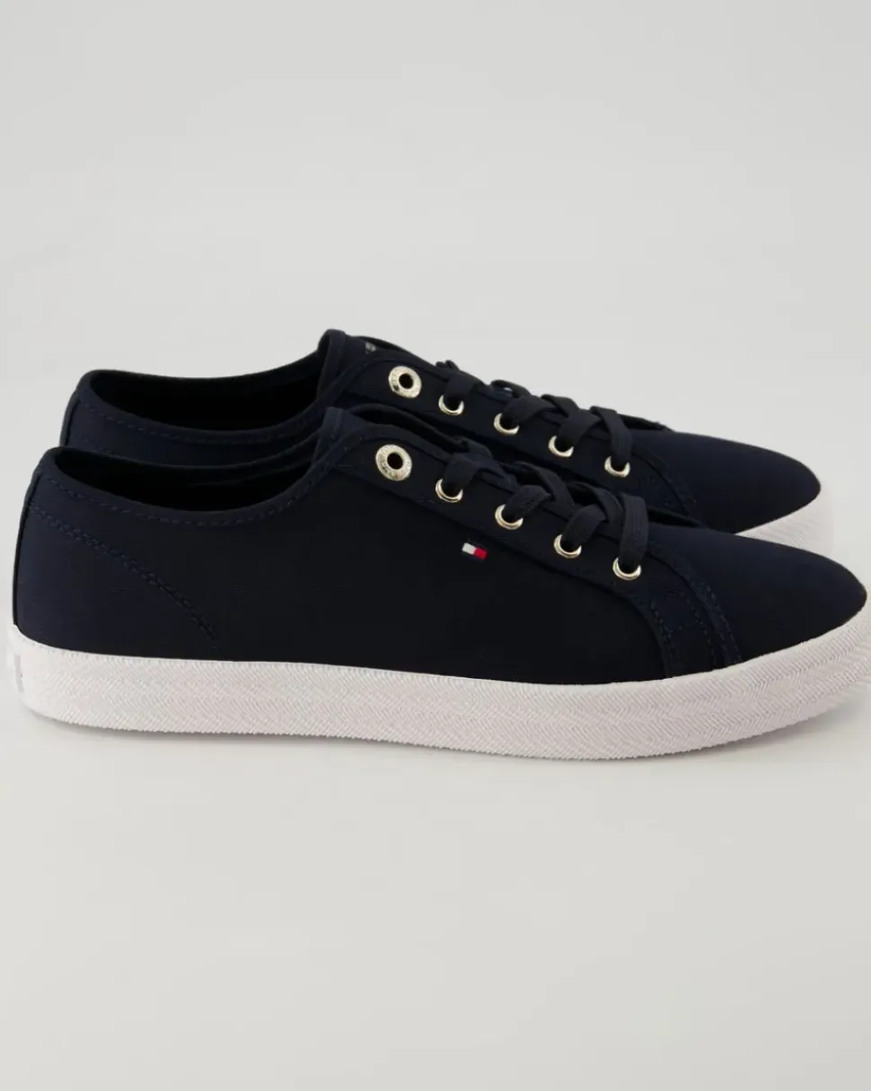 Essential Sneaker in Blau