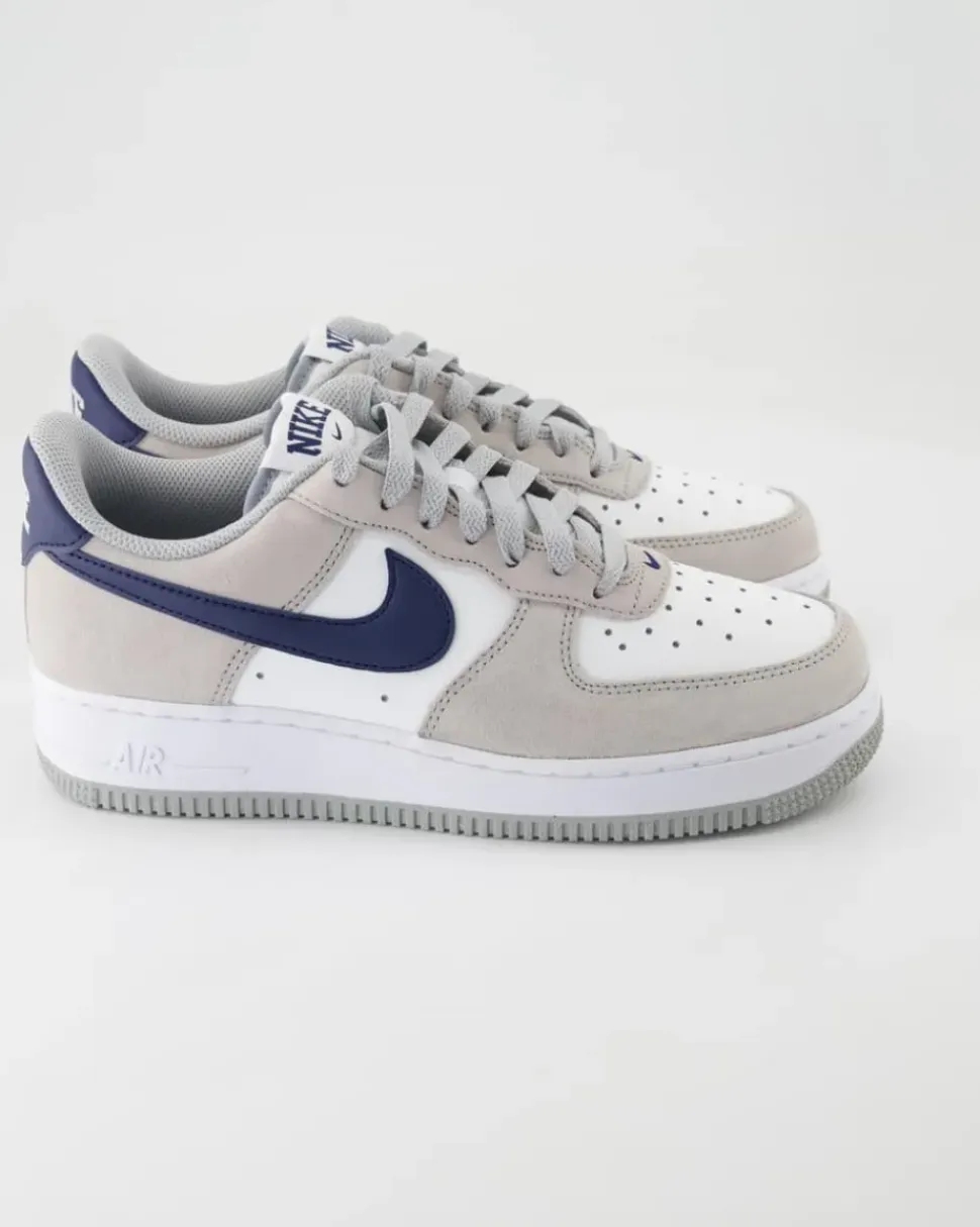 FD9748-001 Sneaker in Grau