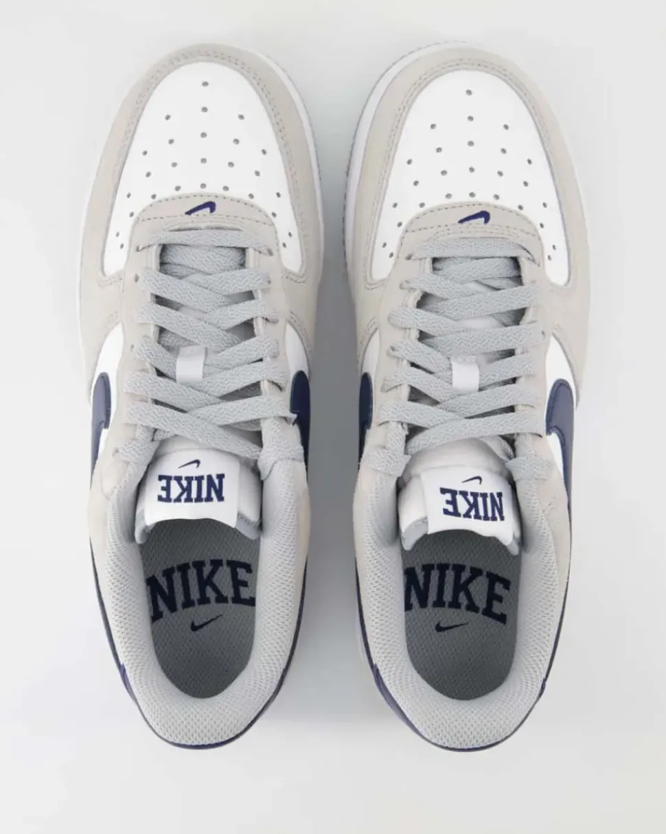 FD9748-001 Sneaker in Grau